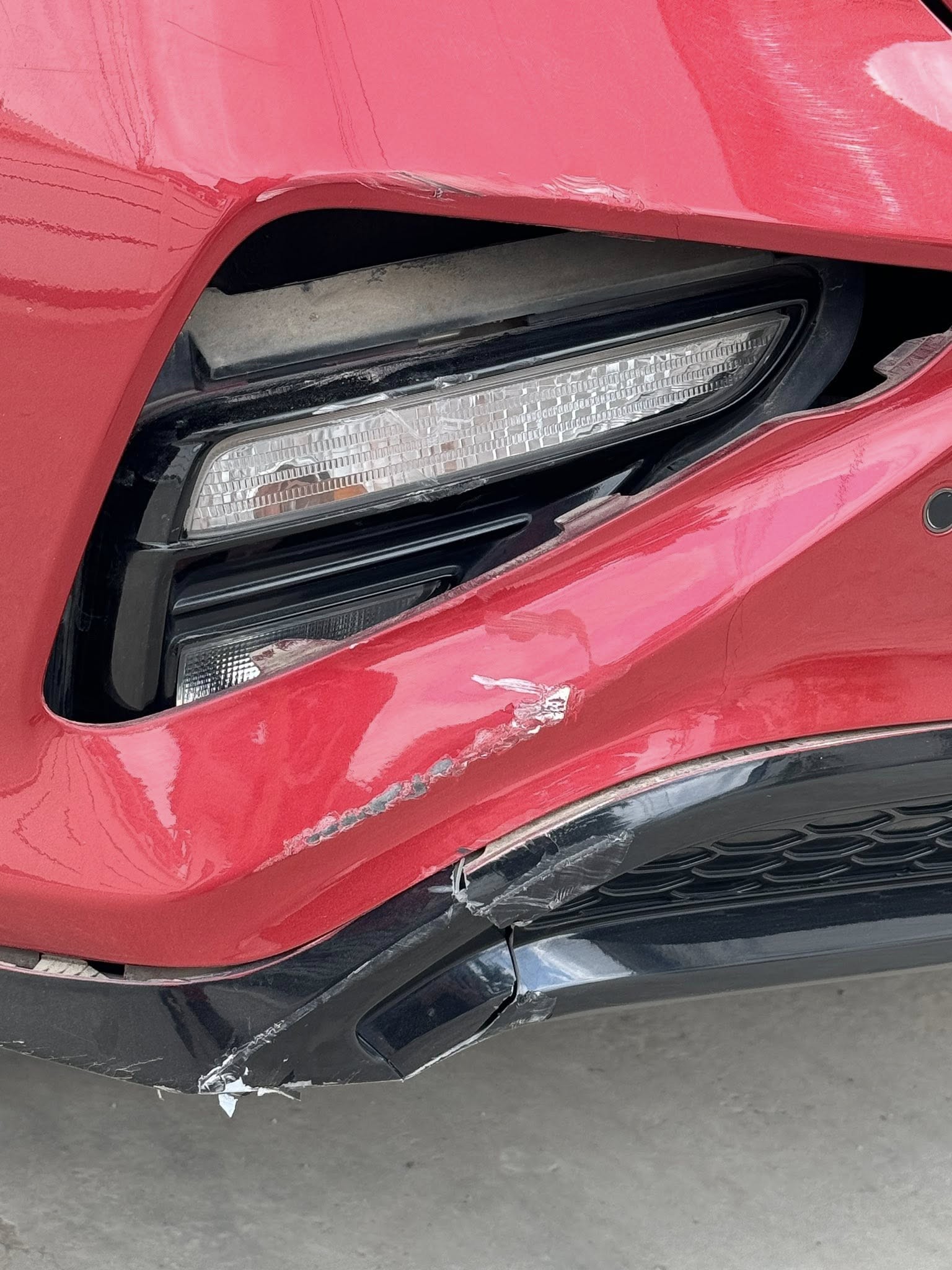 Kéo xe hàng không đúng quy định va chạm với ô tô dừng đỗ ven đường Kéo xe hàng không đúng quy định va chạm với ô tô dừng đỗ ven đường