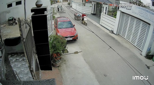 Kéo xe hàng không đúng quy định va chạm với ô tô dừng đỗ ven đường