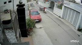 Kéo xe hàng không đúng quy định va chạm với ô tô dừng đỗ ven đường