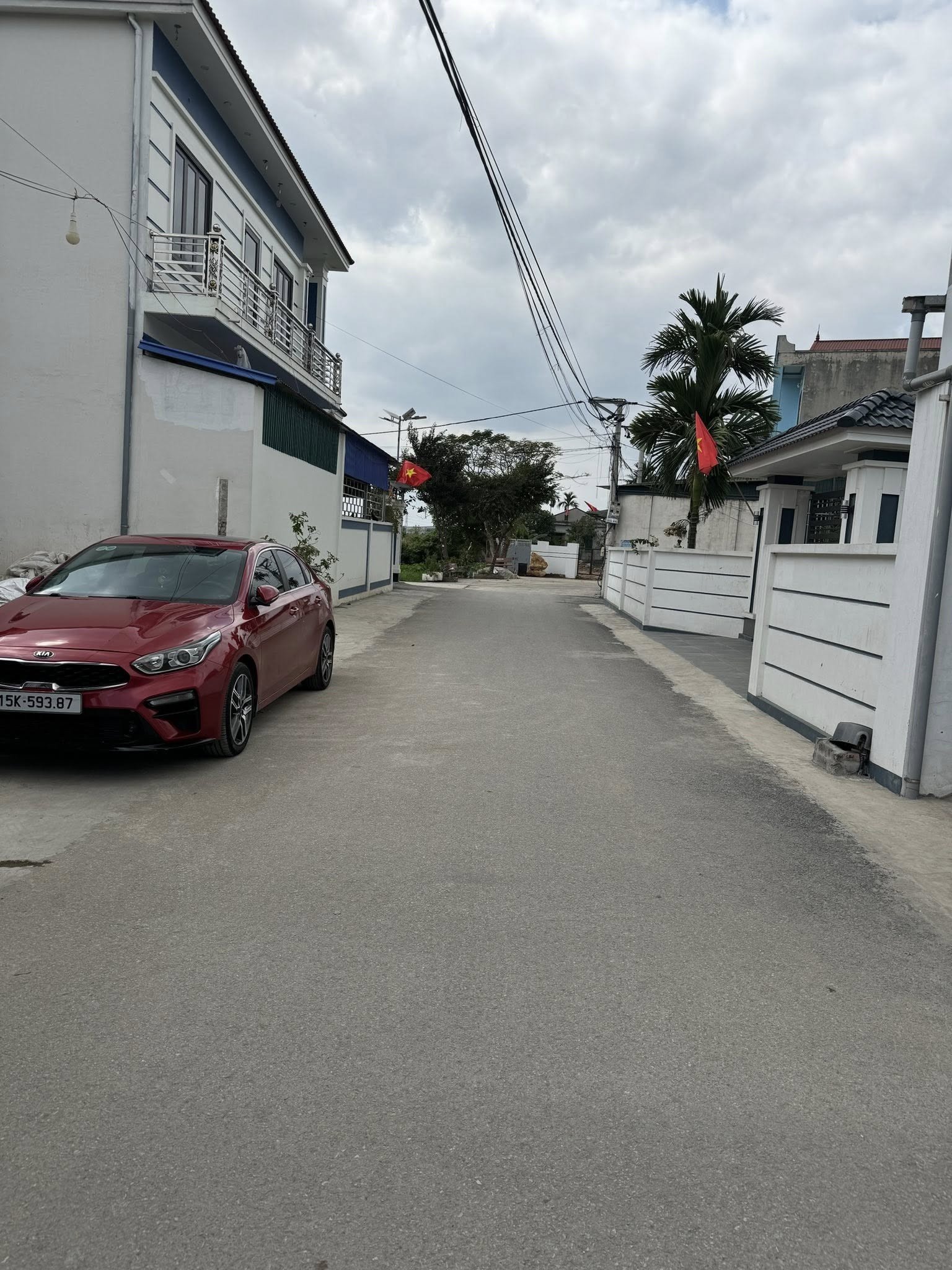 Kéo xe hàng không đúng quy định va chạm với ô tô dừng đỗ ven đường