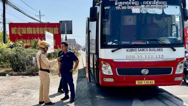 CSGT siết chặt kiểm tra xe khách trong 3 ngày cuối kỳ nghỉ Tết Bính Ngọ