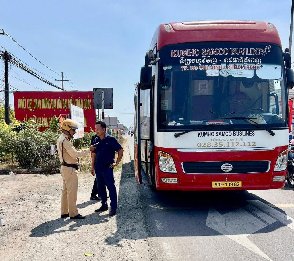 CSGT siết chặt kiểm tra xe khách trong 3 ngày cuối kỳ nghỉ Tết Bính Ngọ Lực lượng CSGT trên toàn quốc sẽ tập trung xử lý nghiêm các vi phạm liên quan đến xe kinh doanh vận tải hành khách trong những ngày cuối dịp nghỉ lễ Tết Bính Ngọ