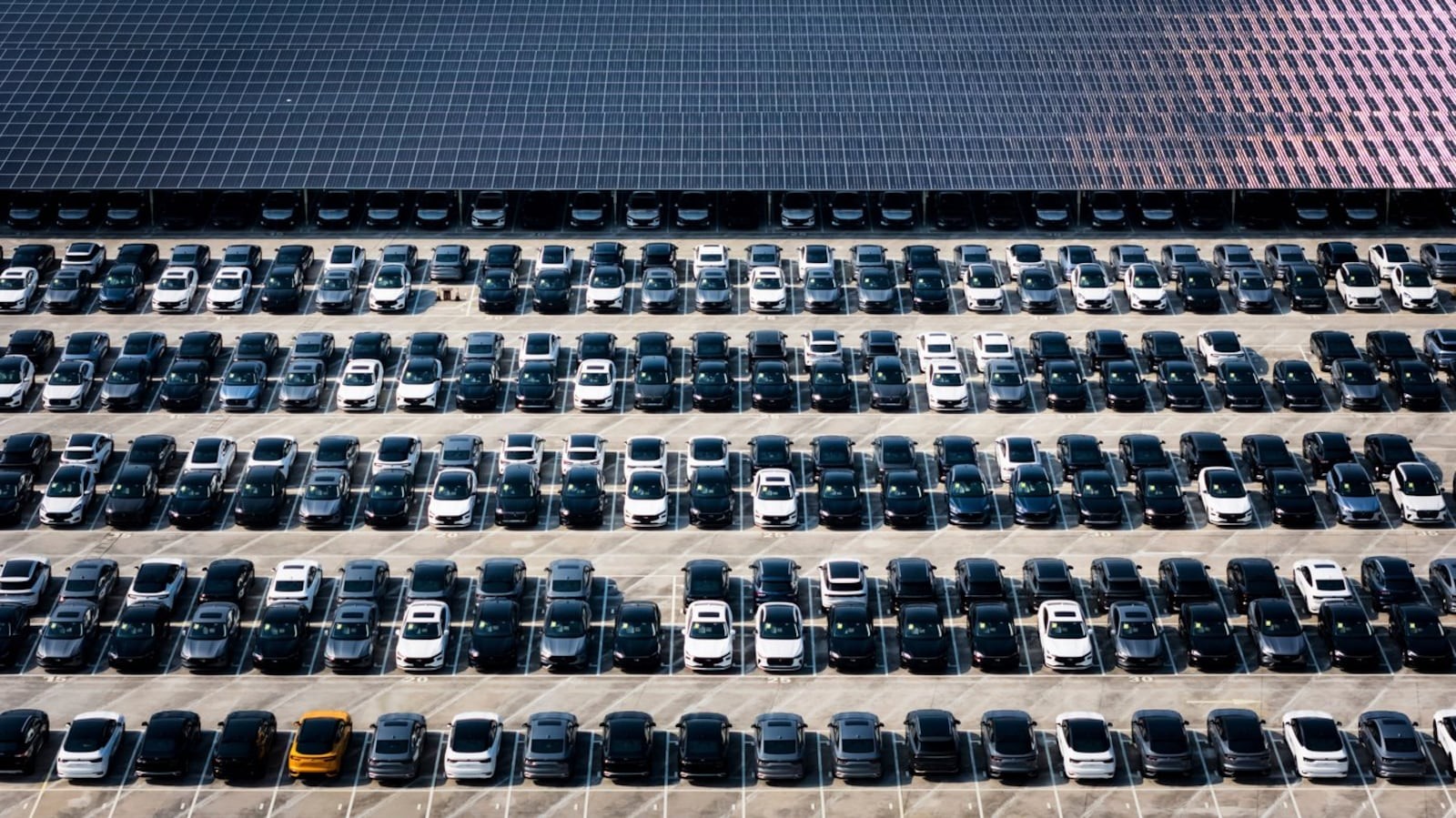 Hình ảnh số xe chờ vận chuyển tại một trung tâm của Changan Auto