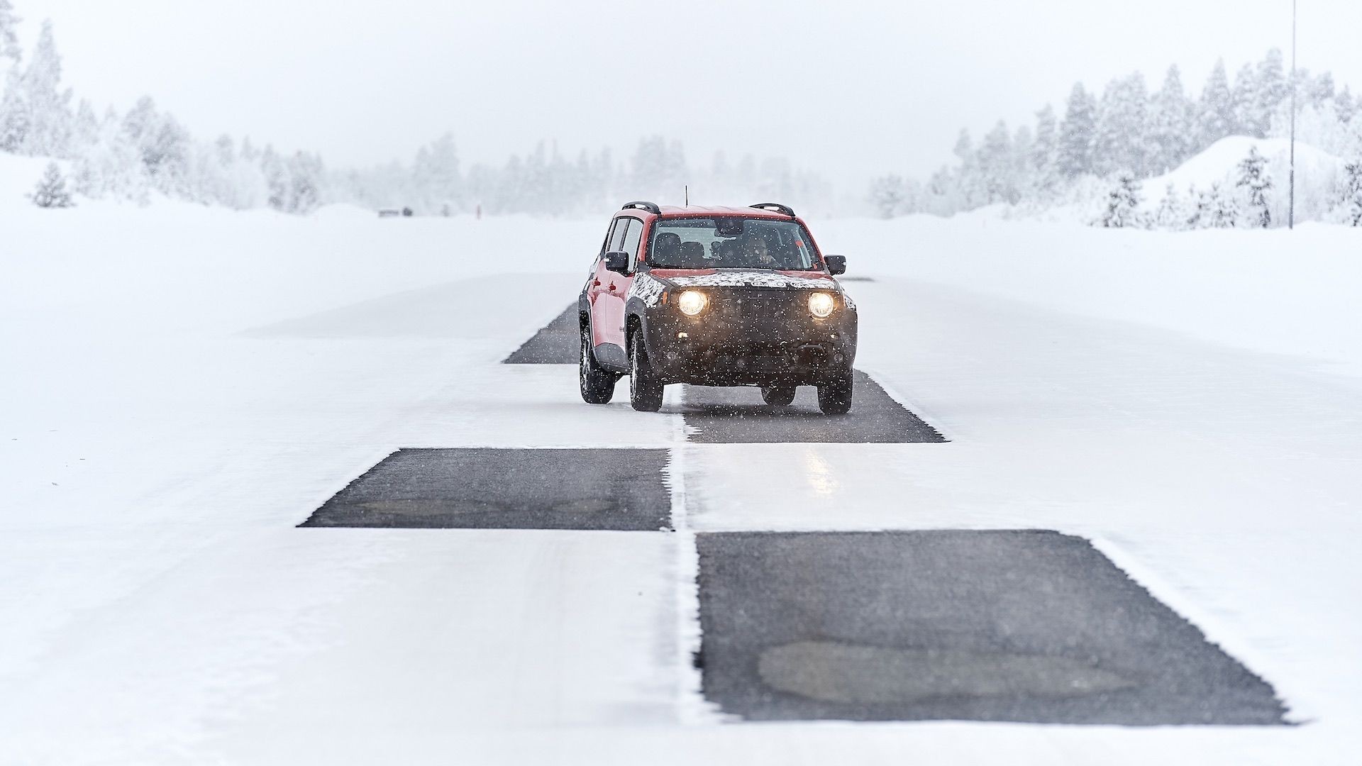 Băng giá, nắng nóng và đường thử khắc nghiệt: Cách các hãng phát triển xe mới