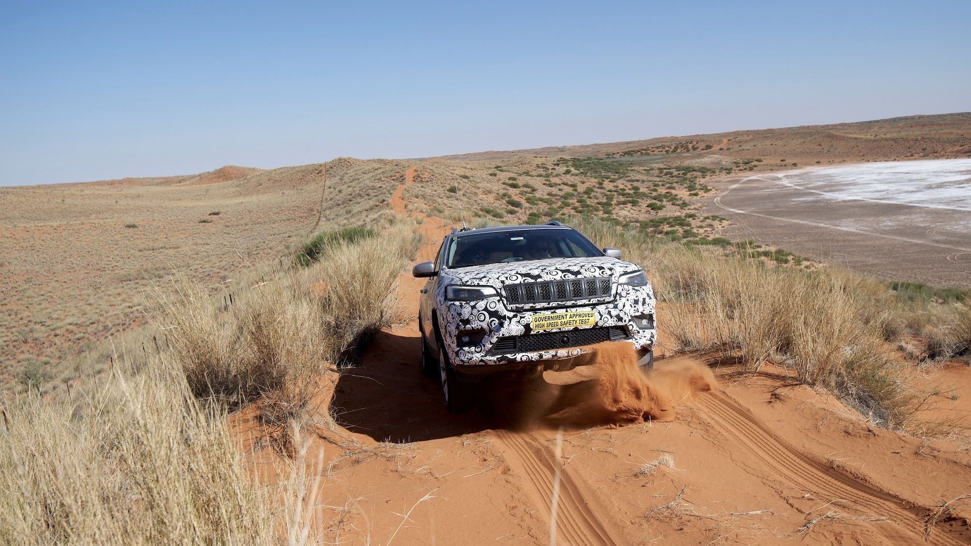 Băng giá, nắng nóng và đường thử khắc nghiệt: Cách các hãng phát triển xe mới