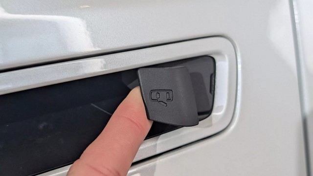 Tay nắm cửa điện tử của Toyota Highlander 2027 đi kèm cách mở cơ học tinh tế này