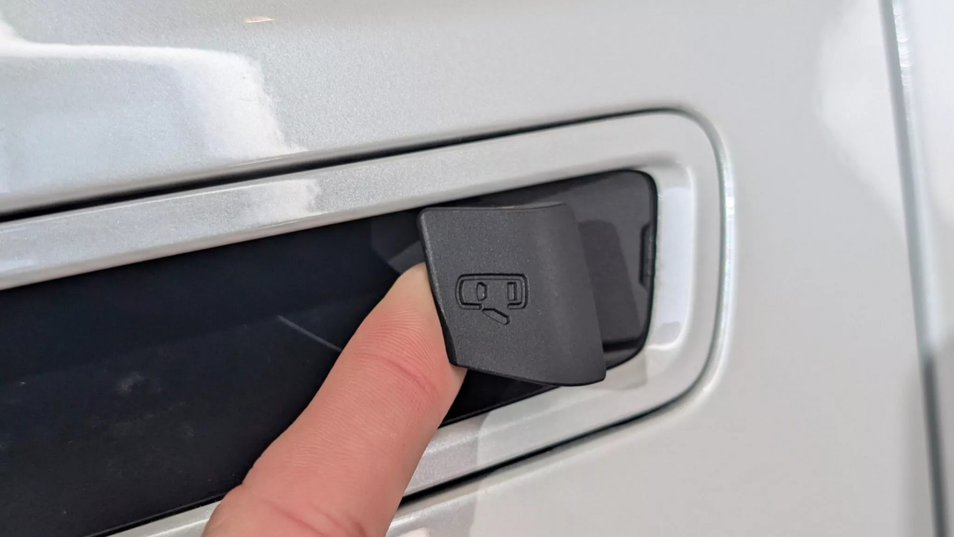 Bộ phận tay nắm cửa của Toyota Highlander chạy điện mới có kèm cơ chế mở cơ học tinh tế (hình ảnh từ Carscoops)