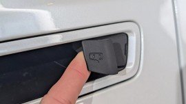 Tay nắm cửa điện tử của Toyota Highlander 2027 đi kèm cách mở cơ học tinh tế này