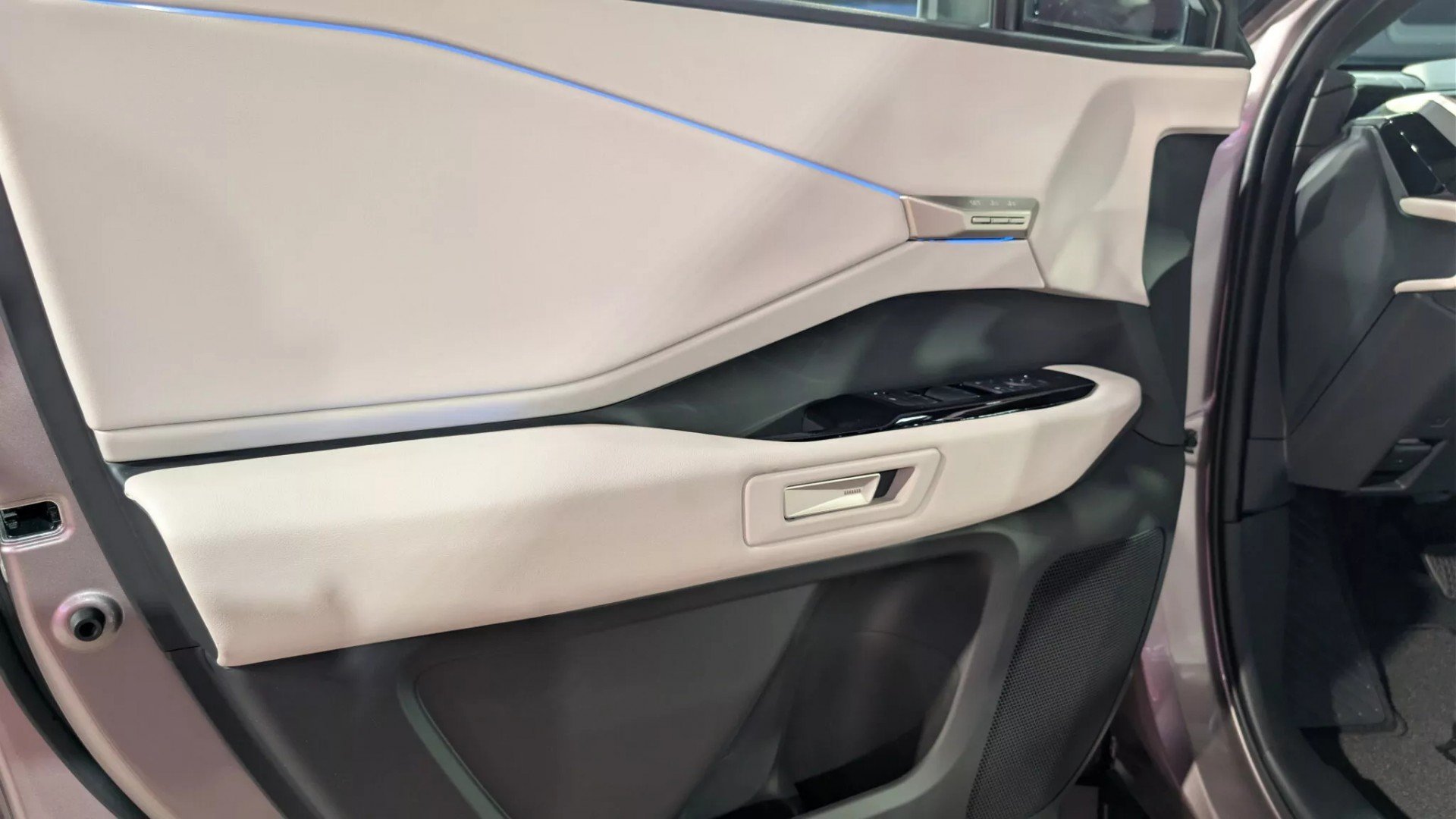 Tay nắm cửa điện tử của Toyota Highlander 2027 đi kèm cách mở cơ học tinh tế này Phía bên trong các cánh cửa của Toyota Highlander 2027 cũng có cơ chế mở cơ học