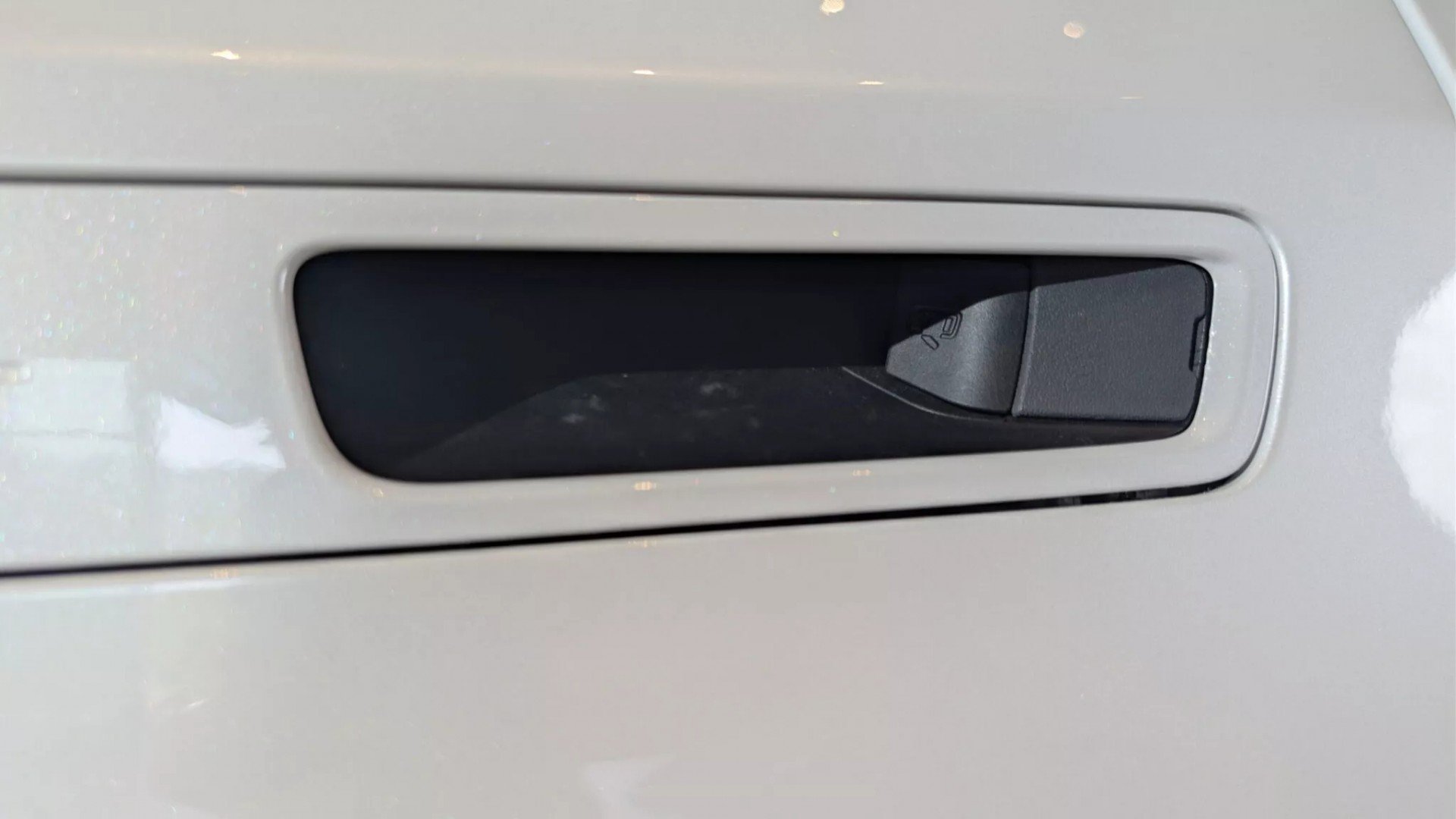 Tay nắm cửa điện tử của Toyota Highlander 2027 đi kèm cách mở cơ học tinh tế này Mặc dù chi tiết mở cơ học nhỏ, nhưng vẫn đủ rõ để người dùng dễ nhận biết