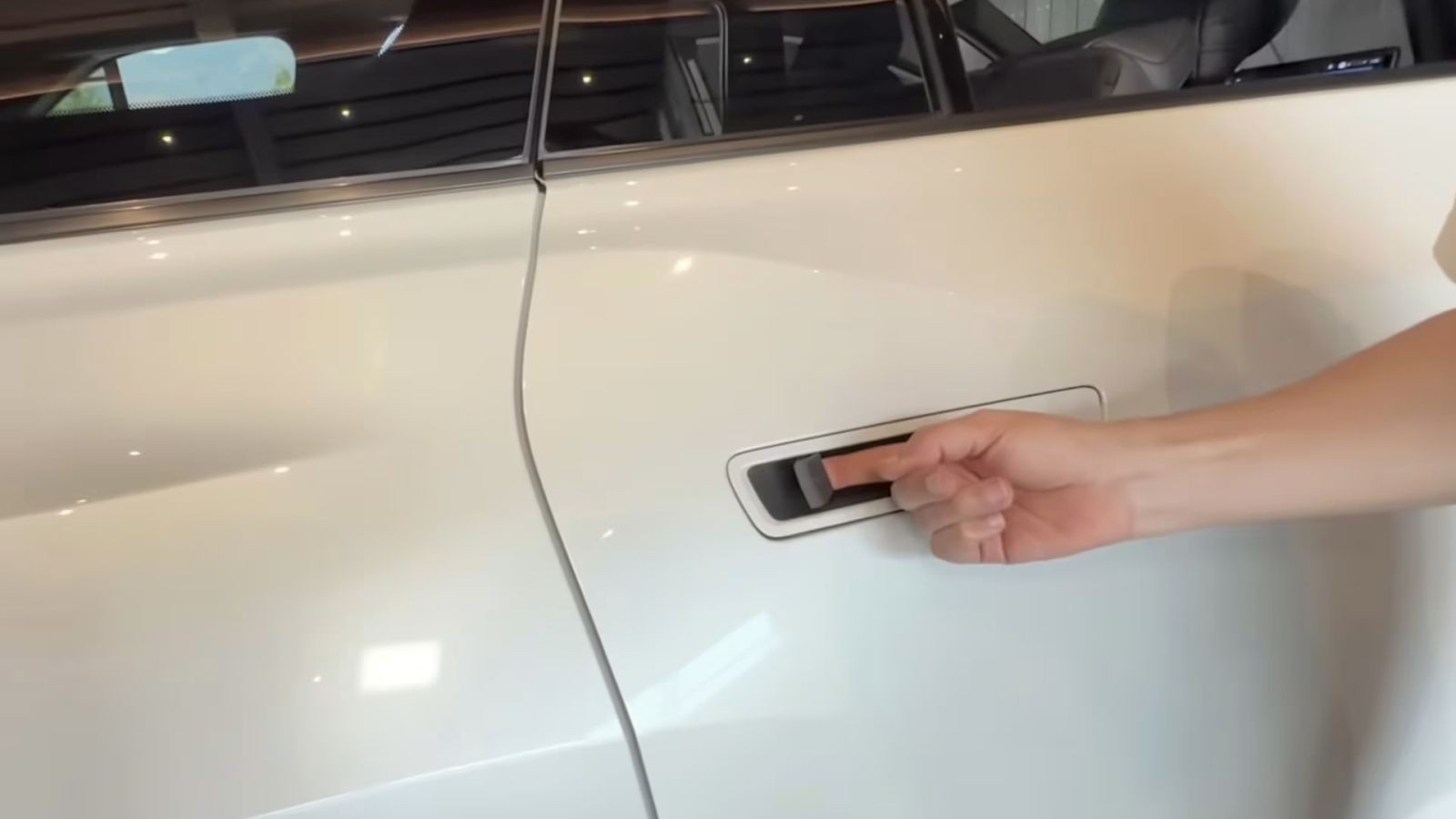 Tay nắm cửa điện tử Highlander EV có lẫy ẩn