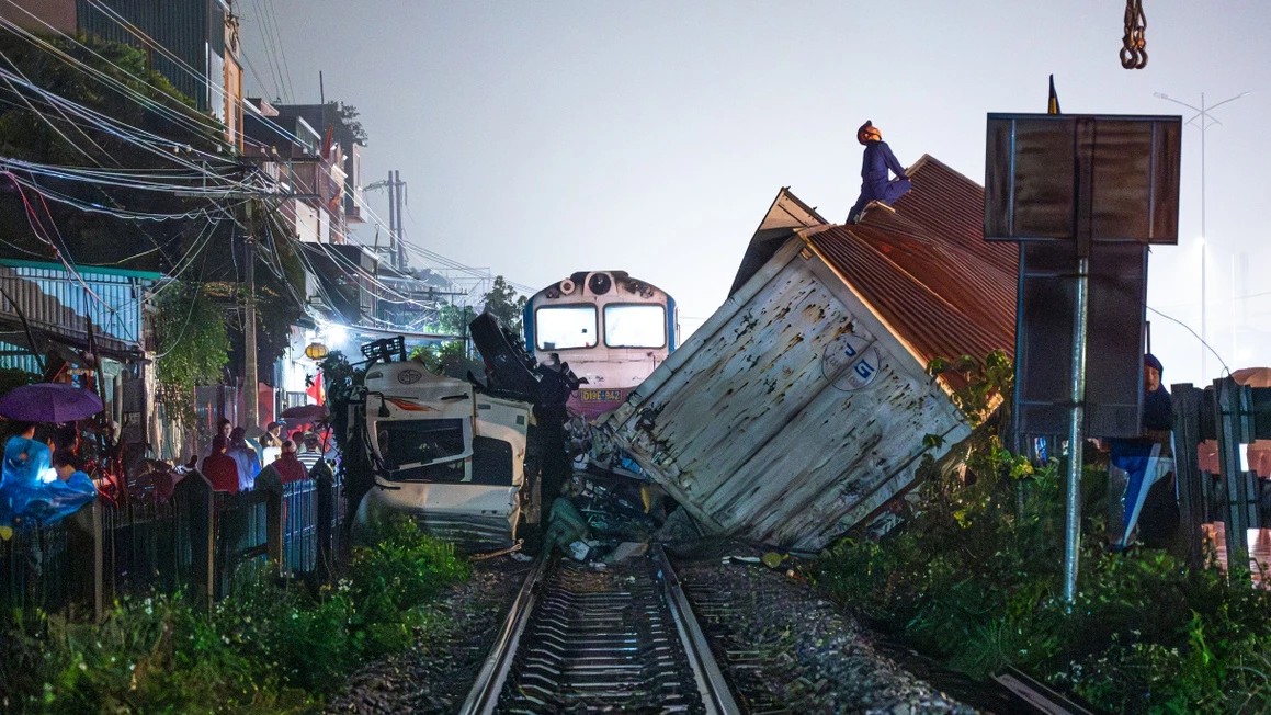 Cảnh báo thói quen vượt rào chắn khi có tín hiệu tàu hỏa đang tới