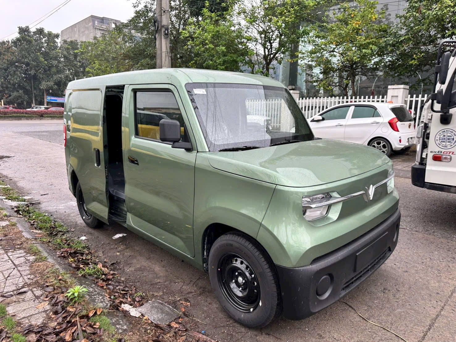 Lô xe VinFast EC Van với cửa lùa bên hông đầu tiên xuất hiện tại Việt Nam Lô xe VinFast EC Van với cửa lùa bên hông đầu tiên xuất hiện tại Việt Nam