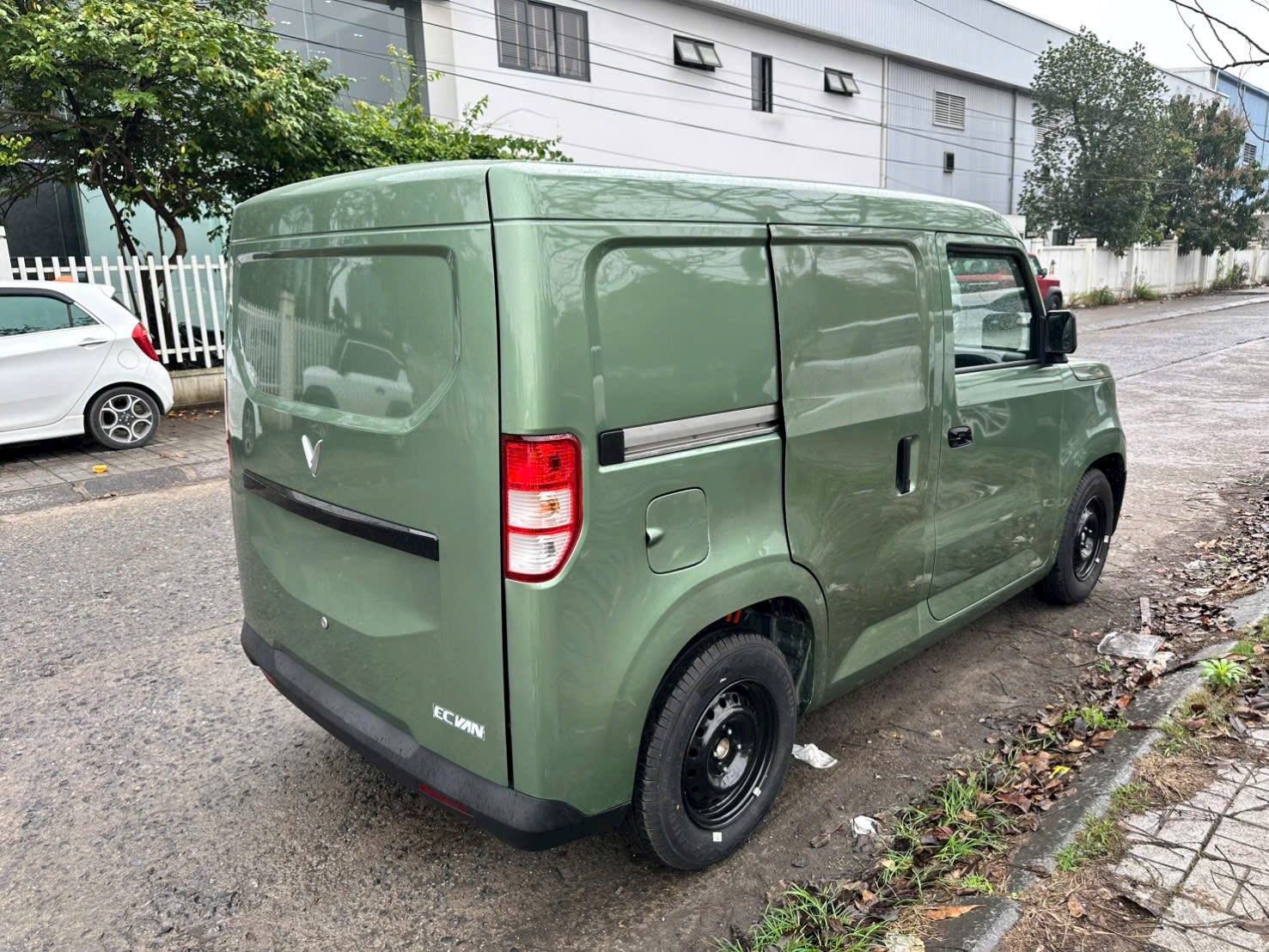 Lô xe VinFast EC Van với cửa lùa bên hông đầu tiên xuất hiện tại Việt Nam Lô xe VinFast EC Van với cửa lùa bên hông đầu tiên xuất hiện tại Việt Nam