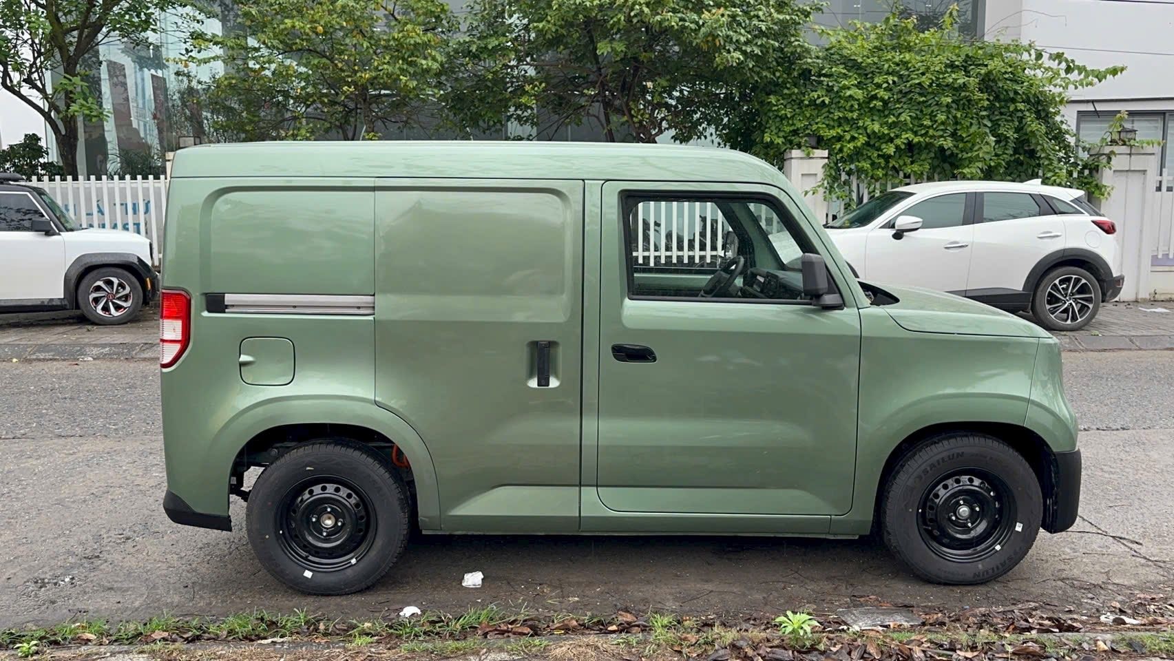 Lô xe VinFast EC Van với cửa lùa bên hông đầu tiên xuất hiện tại Việt Nam