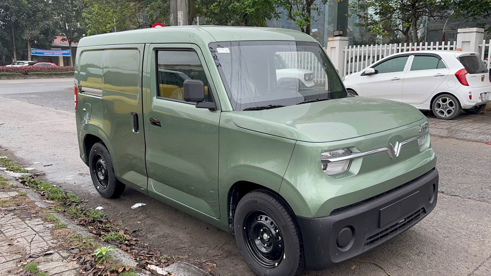 Lô xe VinFast EC Van với cửa lùa bên hông đầu tiên xuất hiện tại Việt Nam