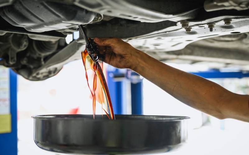 Điều gì khiến dầu động cơ chuyển màu đen? Dầu động cơ qua sử dụng thường đổi màu sẫm hơn, nhưng không phải mức độ sẫm nào cũng đáng ngại