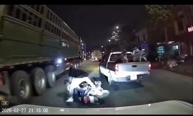 Công an xác minh vụ việc xe bán tải tạt đầu xe máy khiến 3 người suýt lao vào xe tải