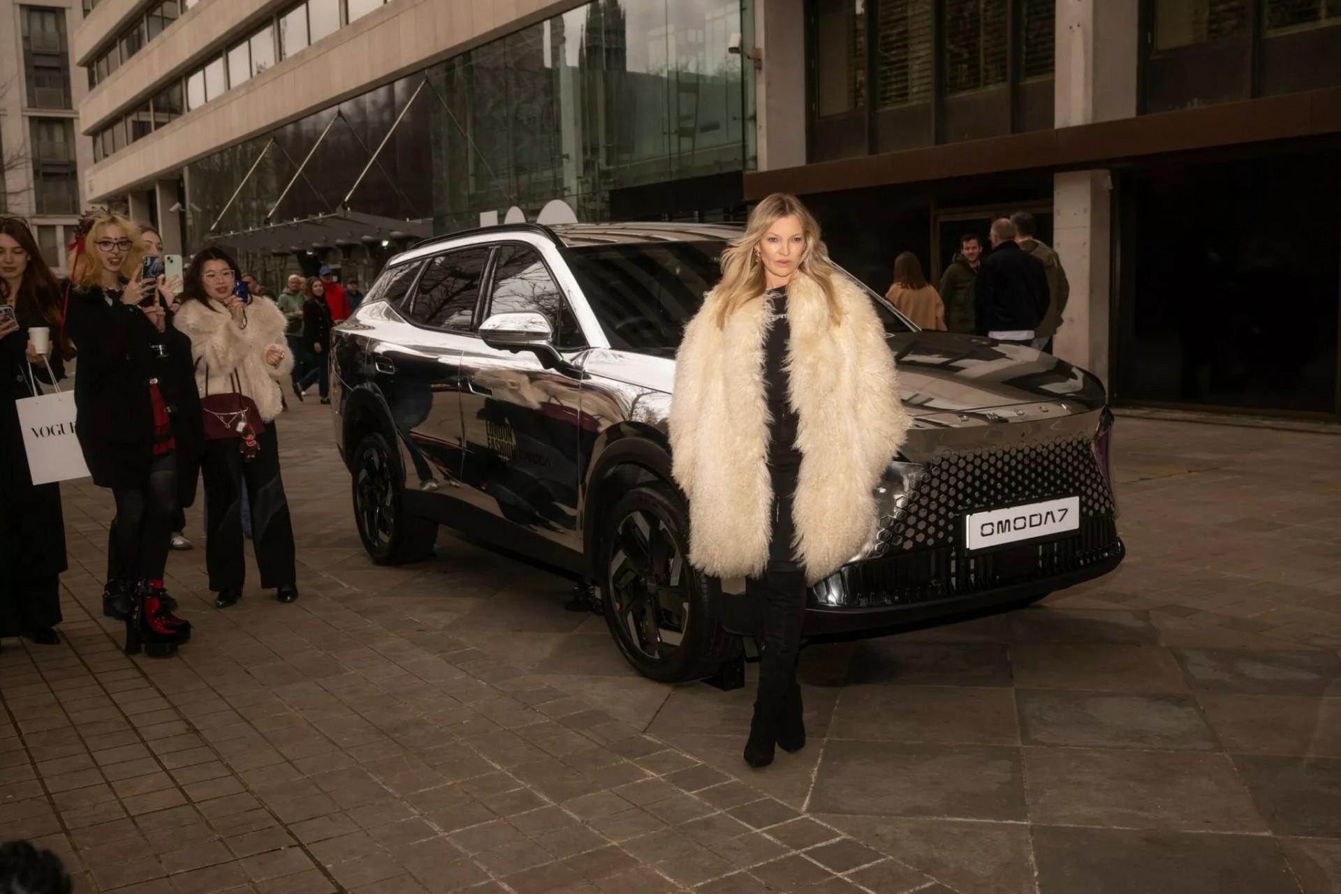 Omoda 7 là mẫu xe hộ tống người mẫu Denise Ohnona trong Tuần lễ Thời trang London hồi đầu tháng 2