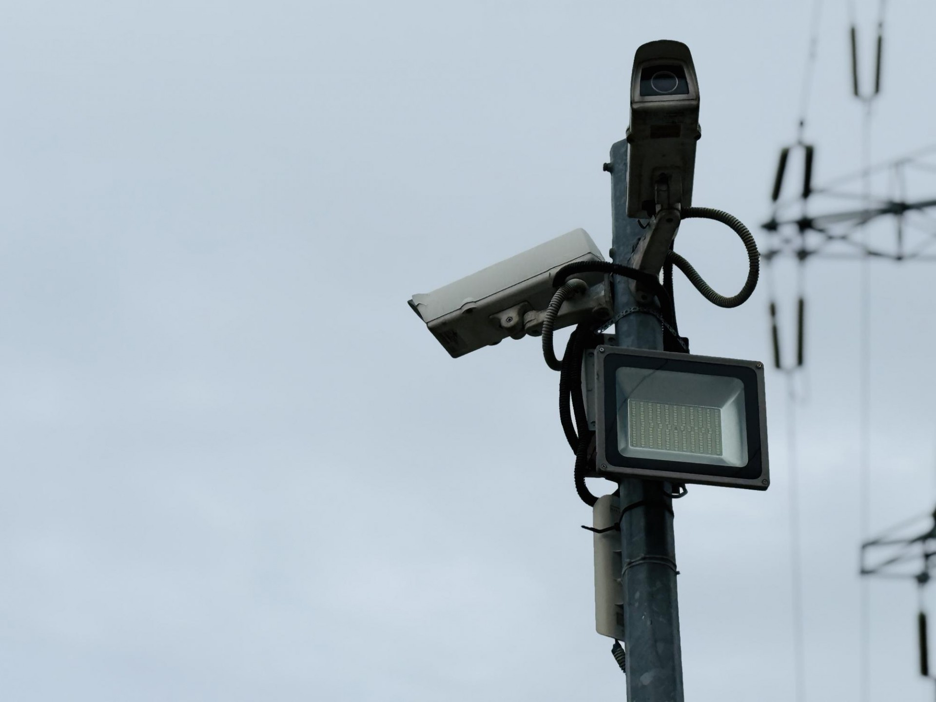 Cảm biến đèn giao thông phát hiện xe trên đường như thế nào? Hệ thống tín hiệu giao thông hiện đại có bao gồm nhiều camera và cảm biến công nghệ cao