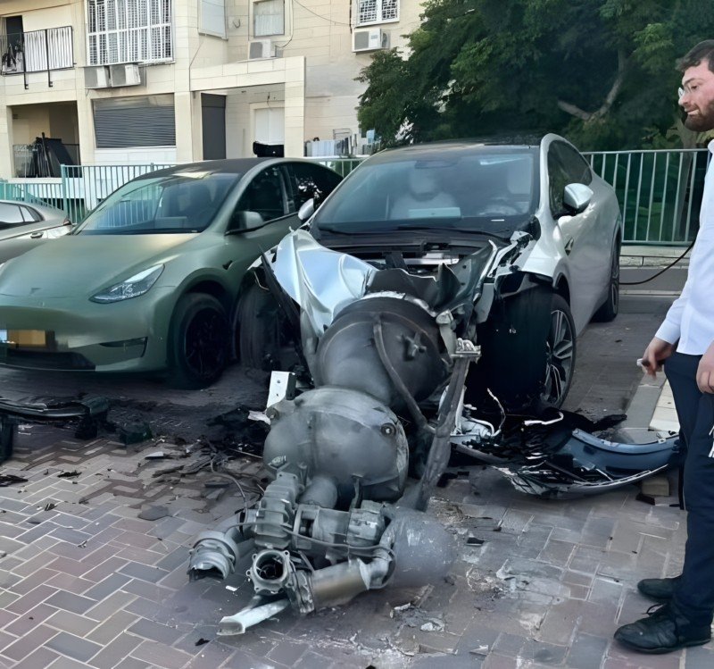 Hình ảnh một chiếc Xpeng G6 bị mảnh vụn tên lửa rơi trúng tại Israel hồi tháng 6/2025