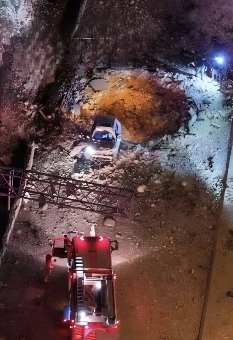 Dù không bị tên lửa đánh trúng trực tiếp, nhưng vị trí của chiếc xe cho thấy nó đã chịu tác động không nhỏ