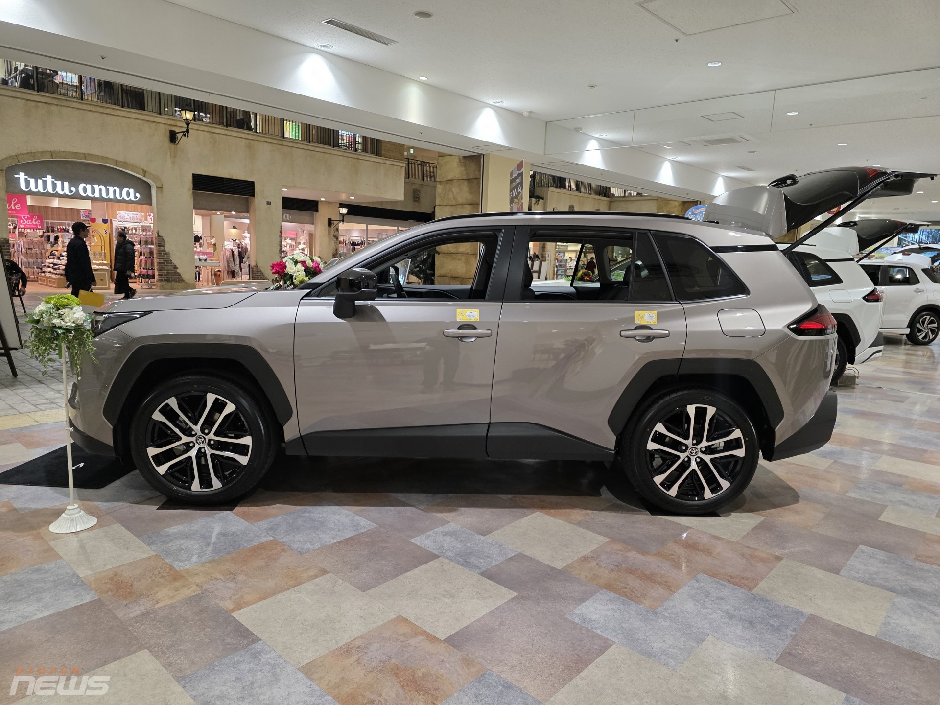 Toyota RAV4 2026 cháy hàng tại Nhật, xe lướt đã đội giá 1 triệu yên