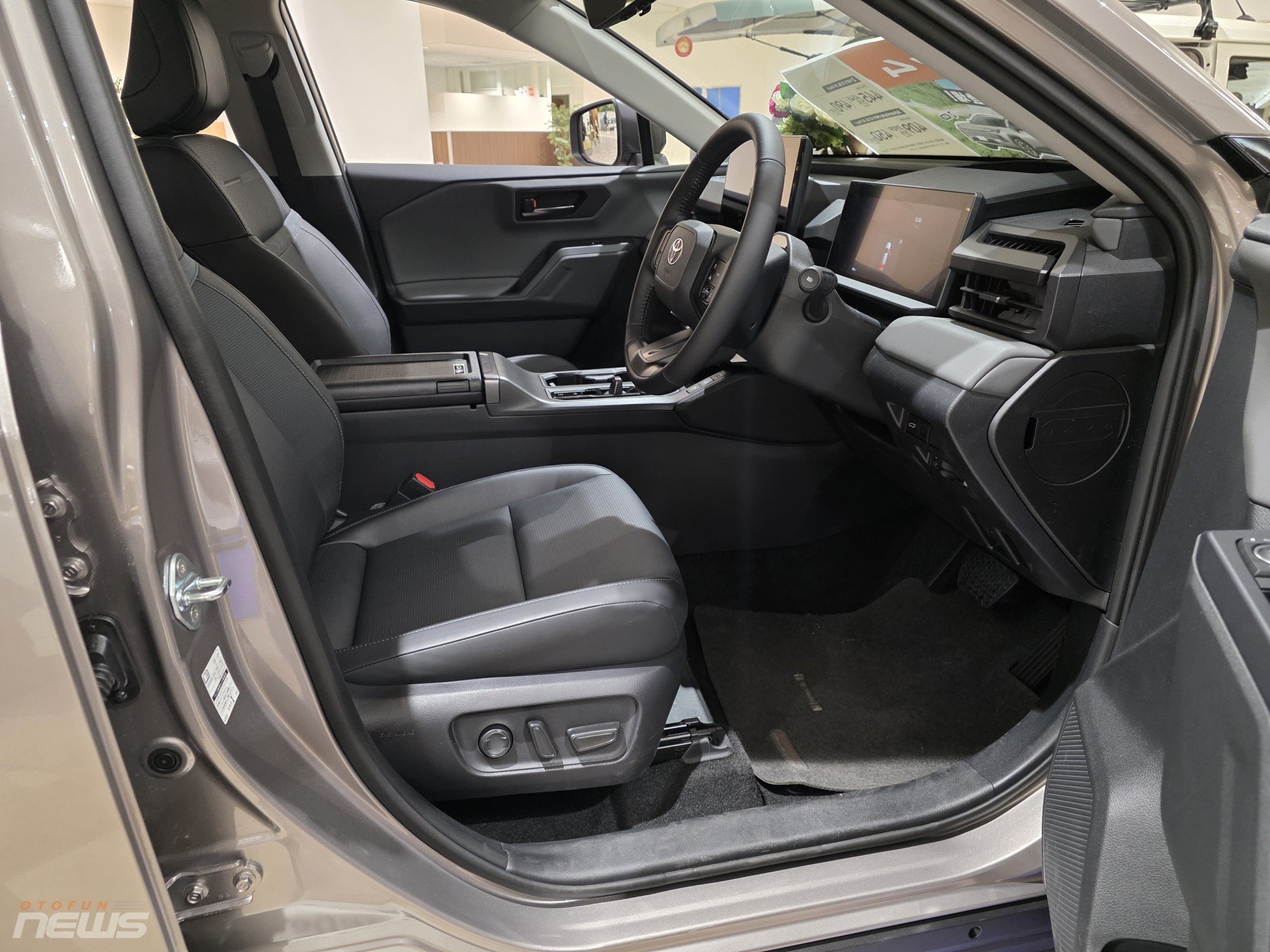 Toyota RAV4 2026 cháy hàng tại Nhật, xe lướt đã đội giá 1 triệu yên