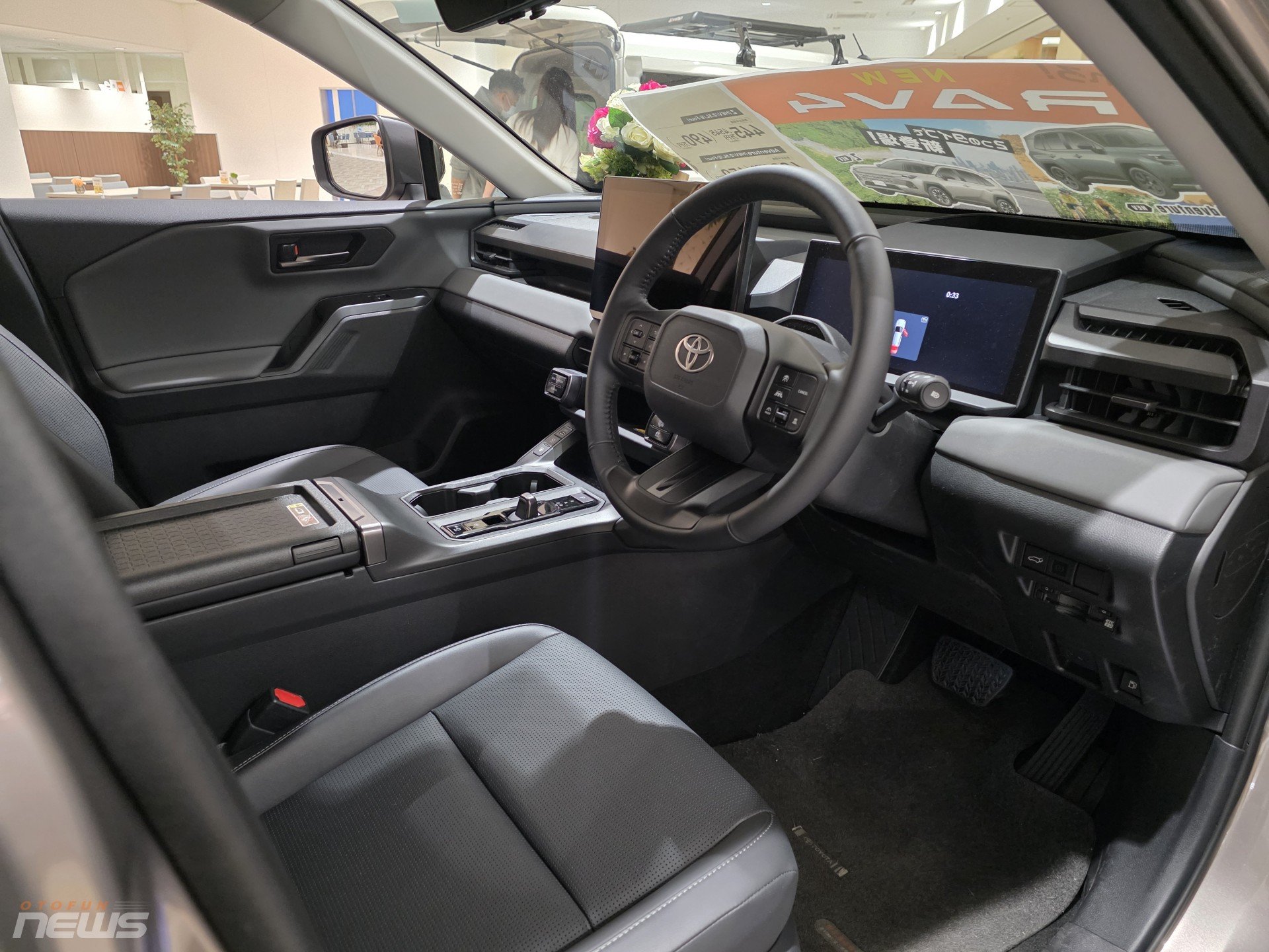 Toyota RAV4 2026 cháy hàng tại Nhật, xe lướt đã đội giá 1 triệu yên