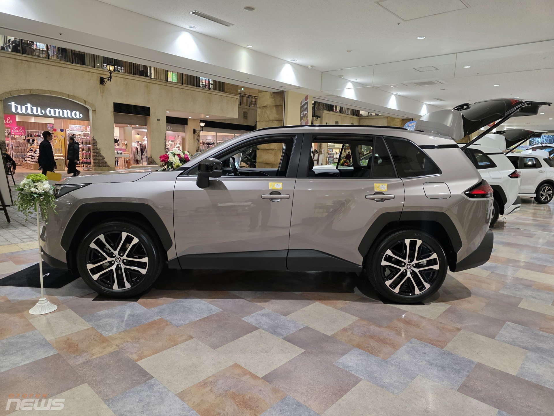 Toyota RAV4 2026 cháy hàng tại Nhật, xe lướt đã đội giá 1 triệu yên