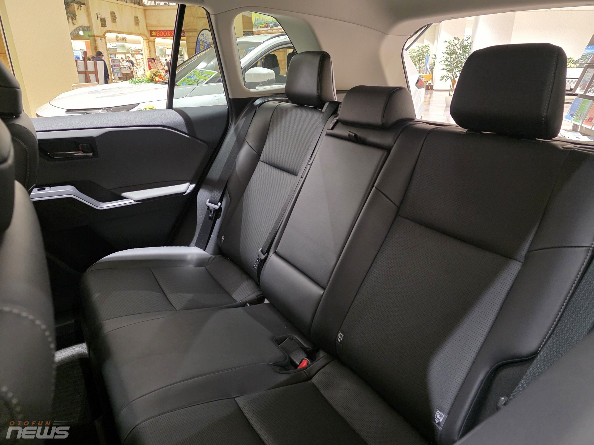 Toyota RAV4 2026 cháy hàng tại Nhật, xe lướt đã đội giá 1 triệu yên