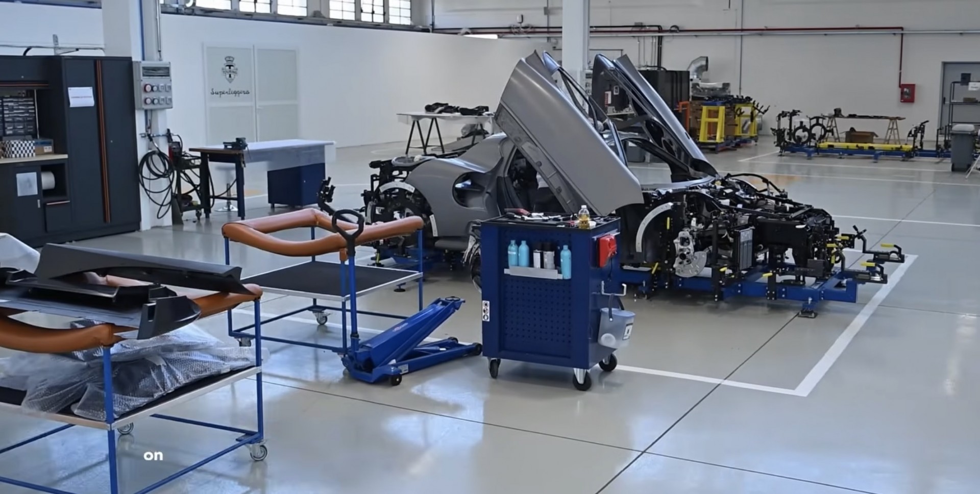 Khám phá bên trong nhà máy lắp ráp 