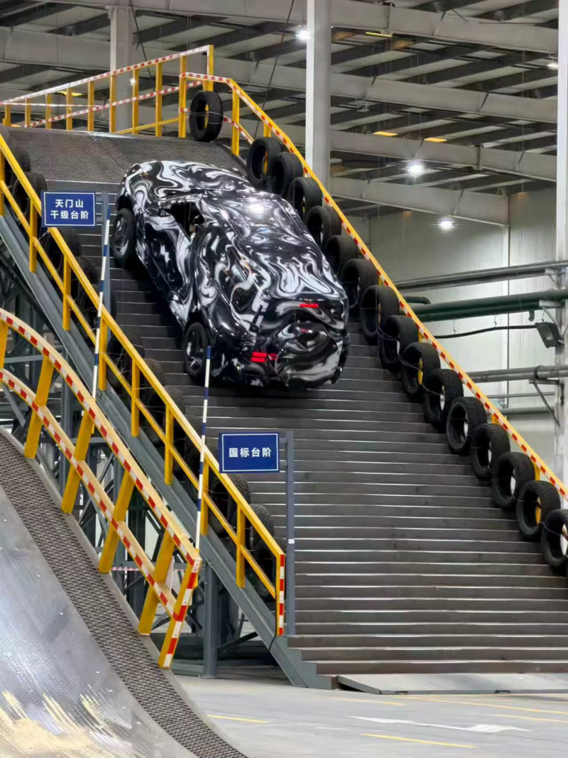 Đây là cách BYD thử nghiệm khả năng chinh phục địa hình của mẫu SUV hạng sang mới