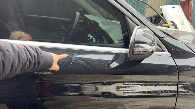 Diễn biến mới vụ Mercedes GLC200 bị phá hoại ở Hà Nội: Bà Vân bị cấm đi khỏi nơi cư trú