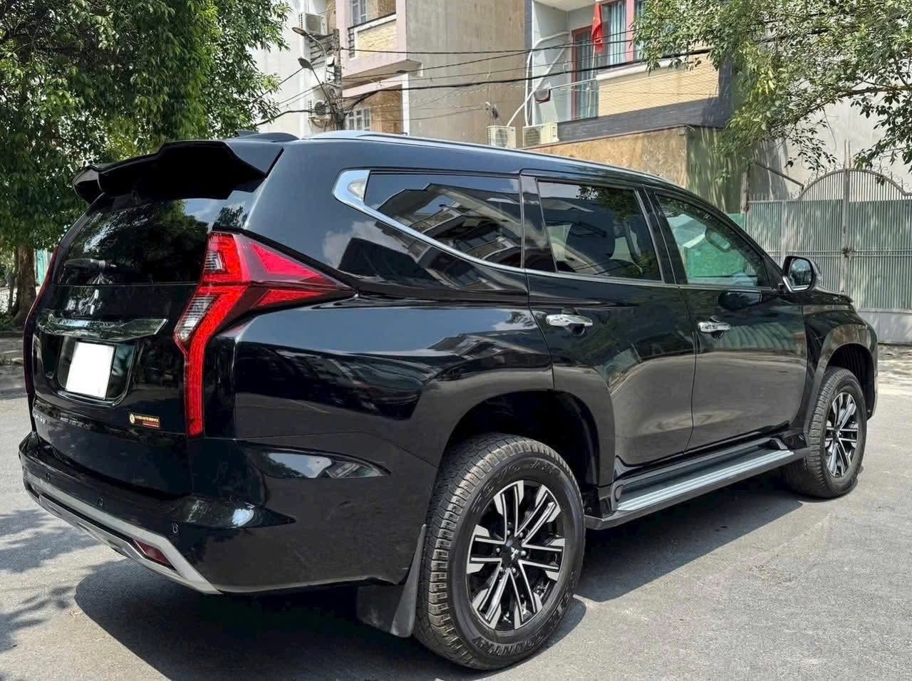 Mitsubishi Pajero Sport 2022 phủ bụi trong hầm 4 năm được rao bán với giá hơn 1,1 tỷ đồng