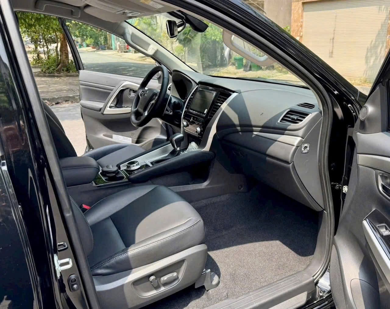 Mitsubishi Pajero Sport 2022 phủ bụi trong hầm 4 năm được rao bán với giá hơn 1,1 tỷ đồng