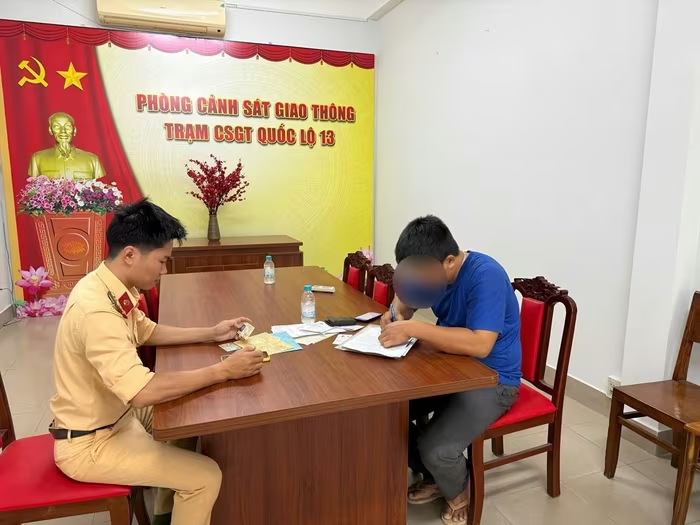 Tài xế xe ben làm việc với cơ quan công an