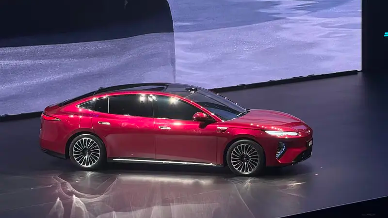 Hình ảnh mẫu sedan điện đầu bảng BYD Seal 08 trong sự kiện ra mắt