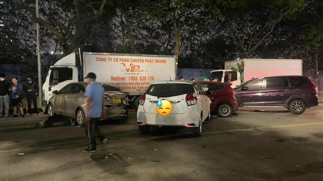 Hà Nội: Ô tô tông liên hoàn trên phố Nguyễn Chánh