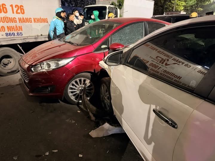 Hà Nội: Ô tô tông liên hoàn trên phố Nguyễn Chánh