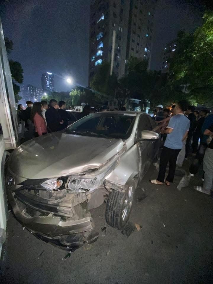 Hà Nội: Ô tô tông liên hoàn trên phố Nguyễn Chánh