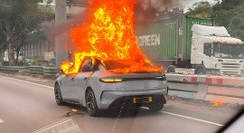 BYD Seal đột ngột bốc cháy giữa đường, tài xế kịp thời thoát khỏi ca-bin