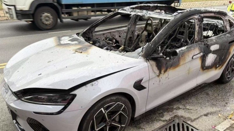 BYD Seal đột ngột bốc cháy giữa đường, tài xế kịp thời thoát khỏi ca-bin