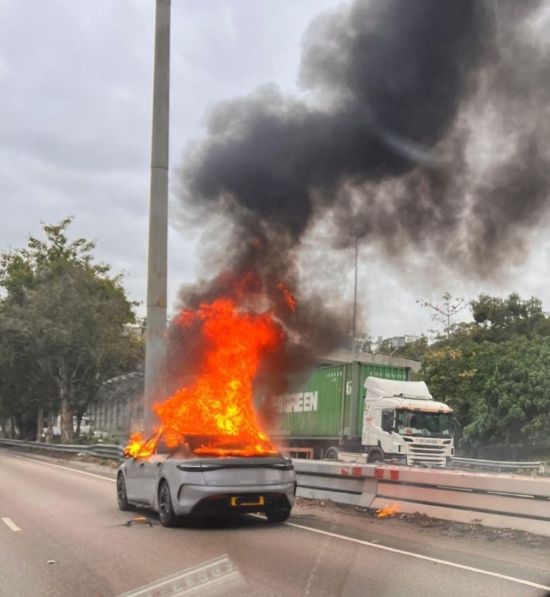 BYD Seal đột ngột bốc cháy giữa đường, tài xế kịp thời thoát khỏi ca-bin