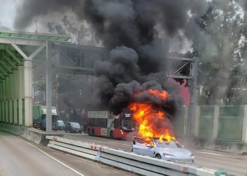 BYD Seal đột ngột bốc cháy giữa đường, tài xế kịp thời thoát khỏi ca-bin