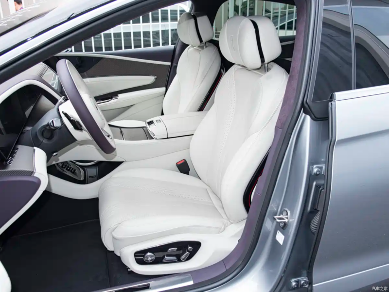 Hàng ghế trước của BYD Yangwang U7