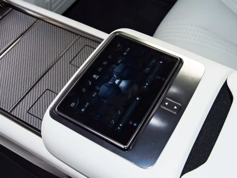 Bệ trung tâm của BYD Yangwang U7