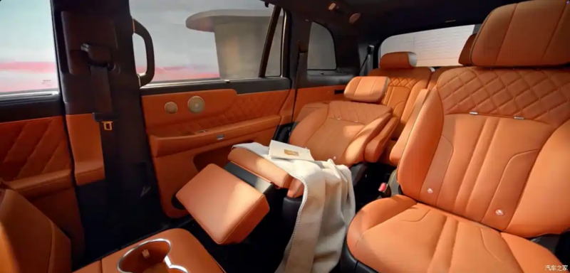 Hàng ghế thứ hai tích hợp nhiều tính năng của GWM Wey V9X