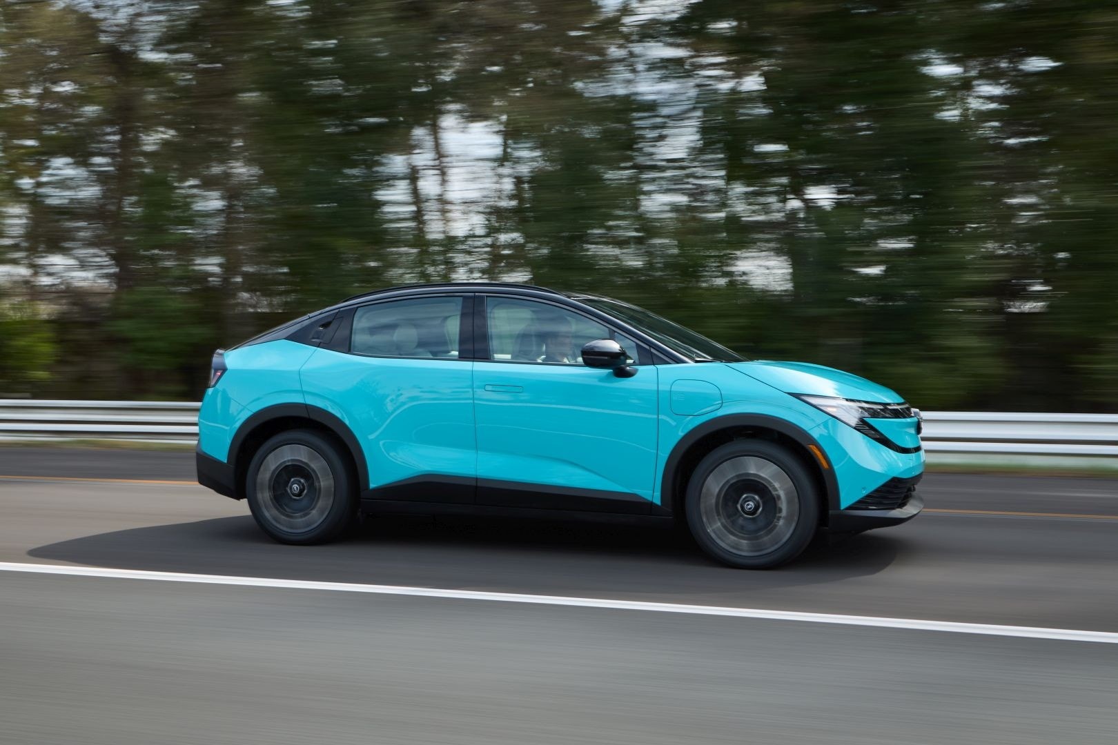 Phía bên của Nissan Leaf