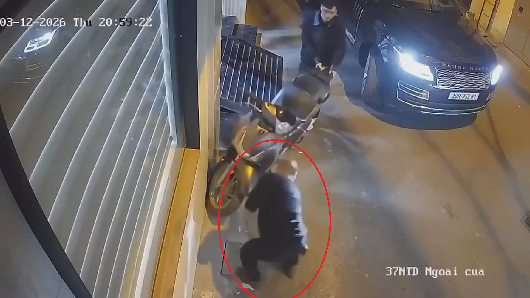 Tài xế Range Rover chọc thủng lốp xe máy SH tại Hà Nội: Lực lượng chức năng vào cuộc xác minh